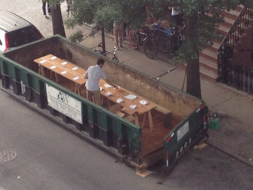 花50美元在垃圾桶中吃飯，為倡導(dǎo)人們不要浪費(fèi)食物--置頂表情