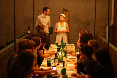 花50美元在垃圾桶中吃飯，為倡導(dǎo)人們不要浪費(fèi)食物--置頂表情