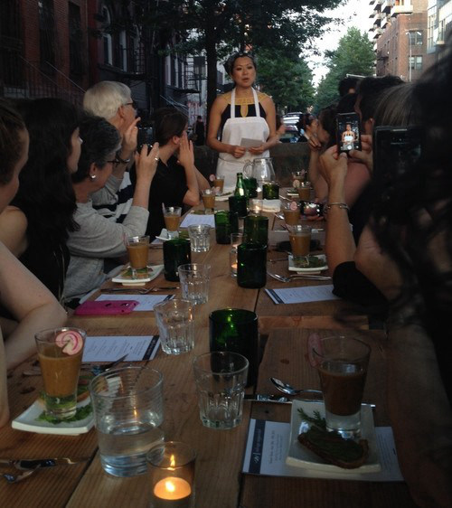 花50美元在垃圾桶中吃飯，為倡導(dǎo)人們不要浪費(fèi)食物--置頂表情