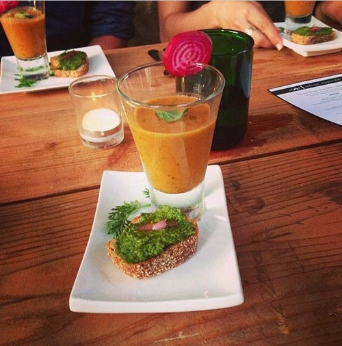 花50美元在垃圾桶中吃飯，為倡導(dǎo)人們不要浪費(fèi)食物--置頂表情