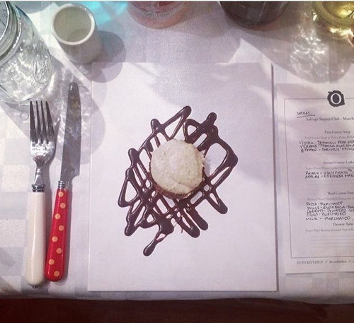 花50美元在垃圾桶中吃飯，為倡導(dǎo)人們不要浪費(fèi)食物--置頂表情